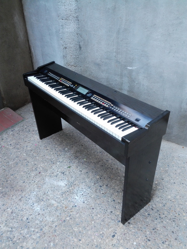 piano electrico madera plastico 82x133x34 (60eu.) 1u